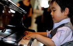 Không cần bản nhạc, Evan Lê ngẫu hứng chơi 'Mẹ hiền yêu dấu' xúc động