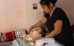 Xót thương người mẹ sống thực vật, 2 trẻ bơ vơ