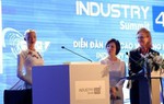 Robot Sophia duyên dáng trong tà áo dài truyền thống Việt Nam