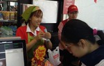 Cửa hàng 24/24 giờ tràn ngõ phố