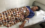 Uống rượu ngâm cây thuốc phiện, 1 người bất tỉnh, 1 người tử vong