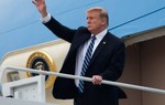 Tổng thống Donald Trump vẫy tay chào Việt Nam khi lên chuyên cơ rời Hà Nội