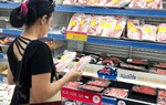 Người tiêu dùng TP.HCM dè chừng với thịt heo ở chợ