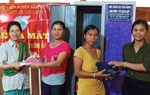 Nhân Ngày Vì người nghèo 17/10: 'Tủ chia sẻ' giúp chị em vơi bớt khó khăn 