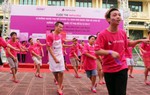 Hoàng Bách đi giày cao gót hồng, nhảy flashmob