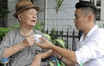 Nhạc sĩ Nguyễn Văn Tý mừng rỡ khi ca sĩ Phúc Lâm ghé thăm