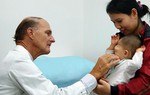 Giáo sư người Mỹ phẫu thuật miễn phí cho 16 trẻ em bị bệnh hiểm nghèo tại Việt Nam 