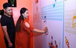  Bảo hiểm FWD kết nối bố và con từ trong bụng mẹ