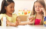 Nhìn con chia sẻ đồ chơi, mẹ lo con lớn lên chịu thiệt