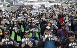 Cơn lốc Me Too cuốn phăng nhiều người 'đức cao vọng trọng'