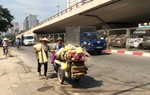 Mưu sinh ở Hà Nội: Ngày đi bộ 30km, mỗi năm lương tăng chỉ 10 nghìn đồng