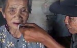 Con trai 62 tuổi tâm thần, ăn xin nuôi mẹ