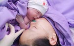 Hi hữu cặp song sinh chào đời còn nguyên trong bọc ối