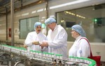 Thứ trưởng Bộ Nông nghiệp Mỹ ấn tượng với siêu nhà máy sữa của Vinamilk