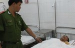 Trưởng Công an phường bị đâm thấu cổ khi giải cứu con tin