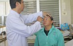 2 nữ bệnh nhân được ghép giác mạc từ người cho tim ngừng đập