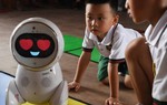 Giáo viên robot gây sốt tại hơn 600 nhà trẻ của Trung Quốc
