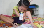 Cô bé 'chim cánh cụt' ham học, ham làm