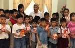 Nguyên Tổng Bí thư Lê Khả Phiêu động viên các em nhỏ kém may mắn