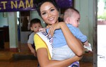 Hoa hậu hoàn vũ H' Hen Niê làm từ thiện ngay sau khi đăng quang