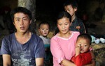 Những đứa trẻ ở Lào Cai thay bố mẹ chăm cả đàn em