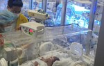 Xúc động giây phút cha gặp con được mẹ ung thư vú nhường sự sống