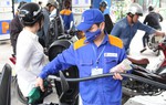 Giá xăng RON95-III tăng 923 đồng mỗi lít sau 4 lần giảm liên tiếp