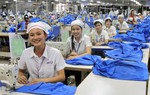 Việt Nam đứng đầu ASEAN về cải thiện việc làm cho lao động nữ