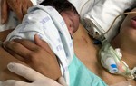 Người mẹ tỉnh dậy sau 23 ngày hôn mê nhờ được da kề da với con