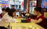 Giá vàng trong nước tiếp tục giảm 100.000 đồng, thế giới tăng nhẹ