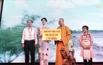 Người mẫu Trang Trần ủng hộ 1 tỷ đồng xây cầu cho người nghèo