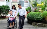 Nữ sinh mới mổ u nang buồng trứng được xe cấp cứu đưa đến điểm thi 