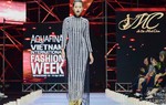 Á khôi Miss Photo Trần Đình Thạch Thảo 'biến hóa' với áo dài khi catwalk