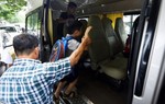 Bị bỏ quên trên ô tô đưa đón 9 tiếng đồng hồ, bé 3 tuổi nhập viện khẩn cấp