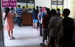 Dân Hà Nội xếp hàng như thời bao cấp để đóng tiền điện nước