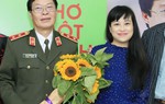 Nhà thơ Hữu Ước hát xẩm cùng Mai Tuyết Hoa trên sân khấu 