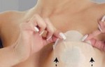 Miếng dán nâng ngực có thể gây vẹo 'núi đôi'