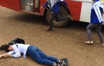 Nam sinh cấp 2 thẳng tay đánh bạn nữ ngất xỉu