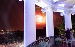 Vợ chồng Tổng thống Donald Trump xem bắn pháo hoa mừng quốc khánh Mỹ