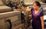 Lao động nữ ở làng chiếu nghìn tuổi mỗi ngày kiếm được 100 ngàn đồng