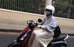 'Soi' chỉ số UV để phòng vệ tia cực tím ngày nắng nóng