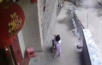 Cô bé nghịch ngợm đẩy xe đẩy trượt dốc khiến em ngã dúi dụi