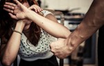 Chứng kiến mẹ bị bạo hành, con trai 16 tuổi bắn chết bố