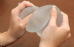 Túi độn ngực có bị nổ do áp suất khi đi máy bay không?