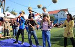 Xem đập niêu đất, bé 10 tháng tuổi bị chấn thương mắt nặng