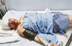 Hà Nội: Vờ bị truy sát, xông vào nhà nghỉ chém bà chủ