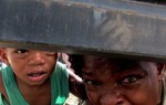 Người mẹ di cư gào khóc xin cứu con trai ở trại tị nạn Mexico