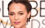 Sao nữ quyến rũ trên thảm đỏ Golden Globes Award
