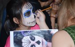 Da mặt bé bị bỏng rộp vì vẽ mặt nạ Halloween