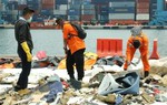 Rơi máy bay tại Indonesia: Hộp đen vẫn trong tình trạng nguyên vẹn